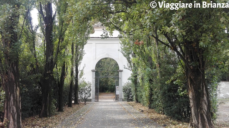 L'ingresso al Giardino Arese Borromeo da via Barbarossa