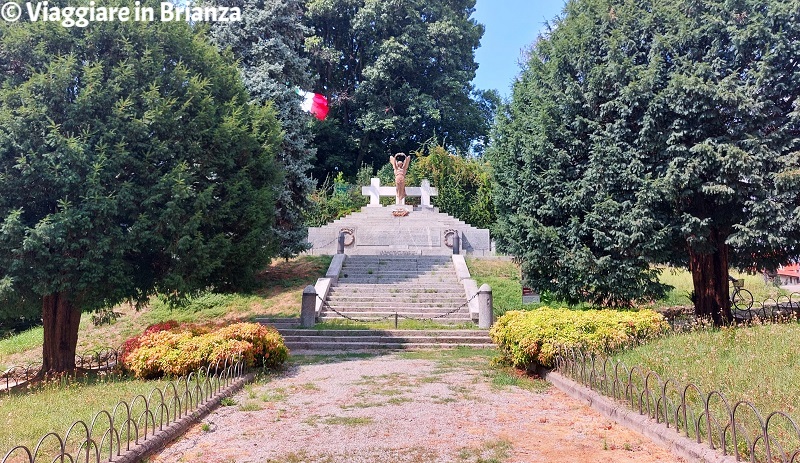 Il viale del Monumento ai Caduti di Meda