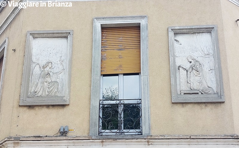 Centro storico di Meda, il bassorilievo dell'Annunciazione