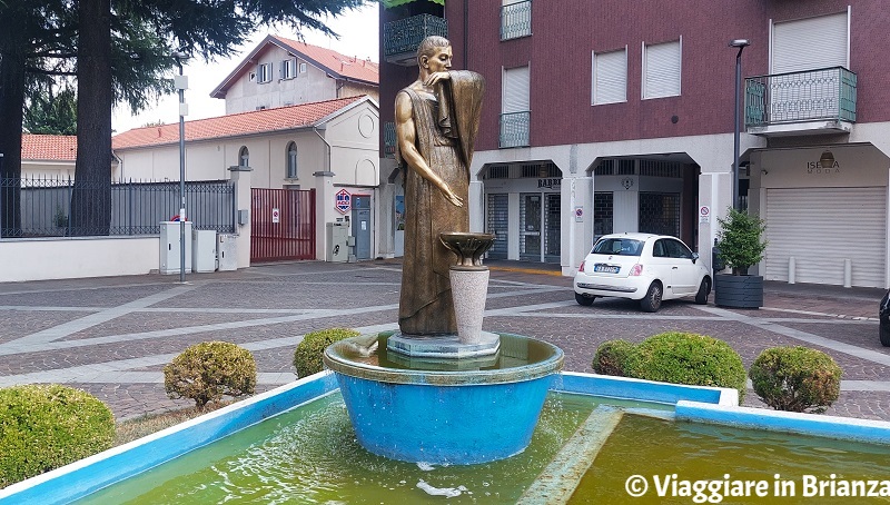 Centro storico di Meda, la statua del Donatore di Sangue