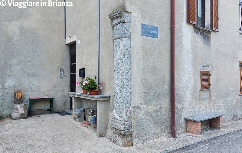 La colonna in pietra di Cascina Magritto a Monticello