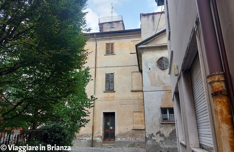 L'edificio con torretta di via Scultori Fantoni a Meda