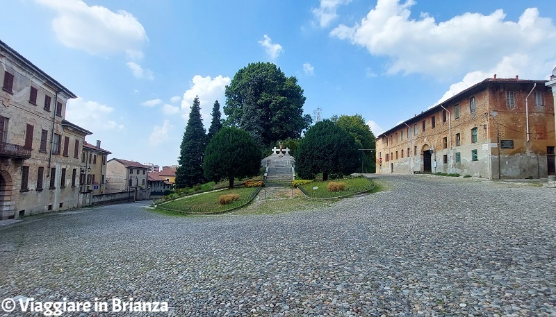 Il Monumento ai Caduti e la Ca' Rustica nel centro storico di Meda